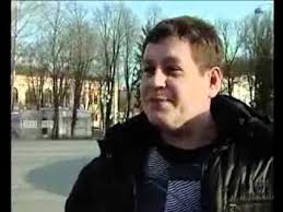 Видео как мужчина отбился от толпы подростков