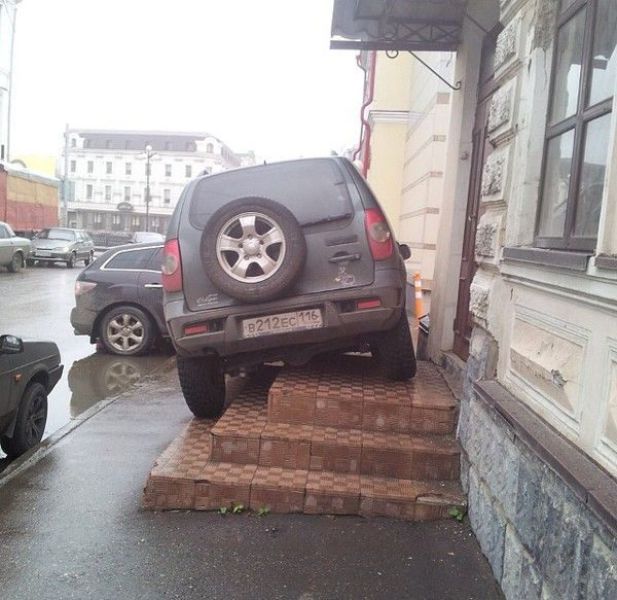 Веселые водители, которые паркуются необычным способом