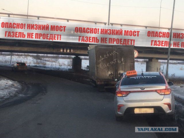 Никогда такого не было, и вот опять! Очередная «Газель» застряла под питерским мостом