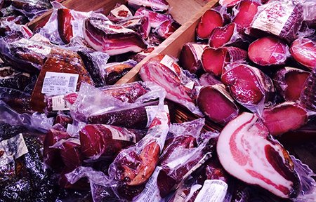 Просто отправка 300 килограммов санкционной продукции с витрин одного из магазинов Екатеринбурга в топку