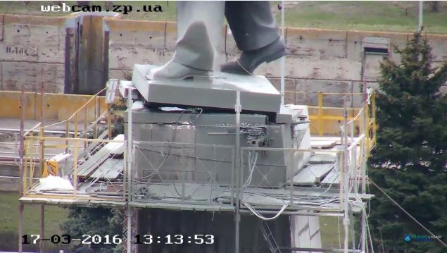 Демонтаж памятника Ленину в Запорожье