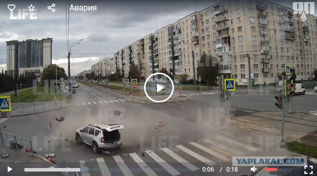 Пассажира выбросило на дорогу. Камеры сняли момент жёсткого ДТП в Петербурге