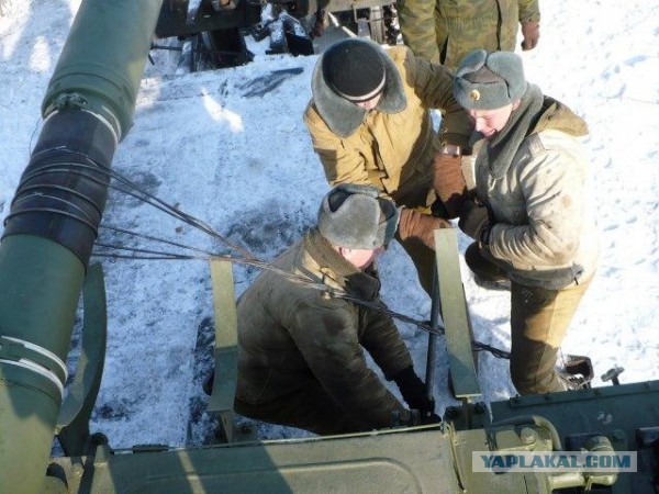 Танк распорол дулом фуру на трассе под Новосибирском