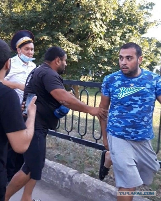 Четверо полицейских оказались в госпитале с ранениями, один из них с ножевым