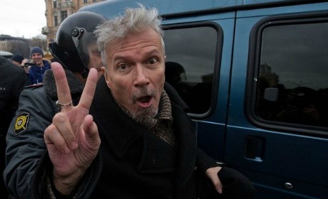 Очень эмоциональная жительница Челябинской области возмущается огромным количеством желающих выехать в Казахстан.