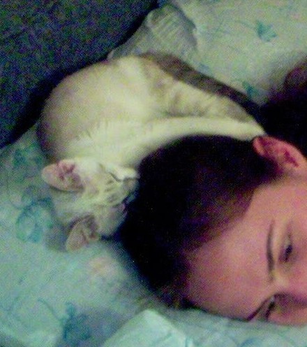 А как вы спите с котиком?