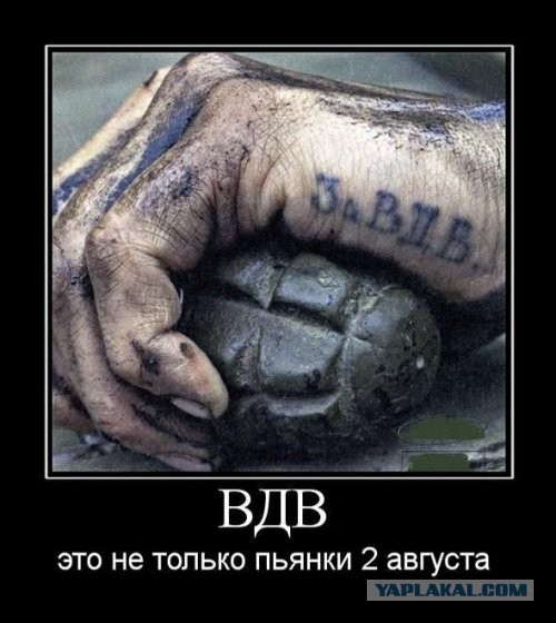 Молится на площади, стреляет