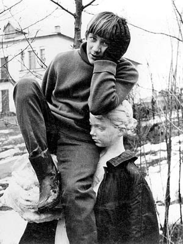 Небольшая фотоподборка известных личностей в детстве и юности