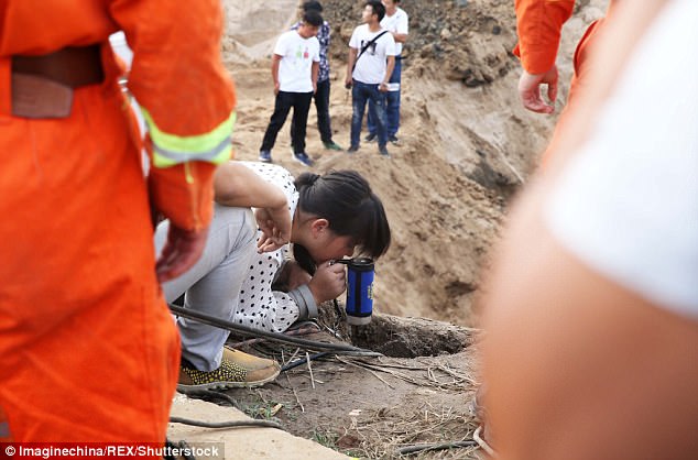 В Китае более 10 экскаваторов спасали ребёнка, упавшего в 50-метровую скважину