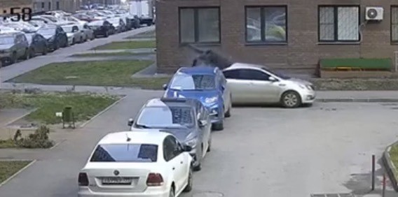 В Подмосковье в Балашихе мужчина упал на припаркованный автомобиль и мгновенно погиб