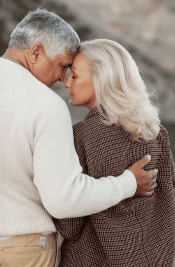 "Не про секс 60+. Отец нашёл себе подружку": женщина про своего пожилого отца