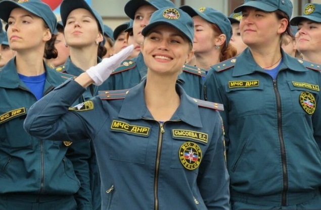 Девушки на параде победы 2016