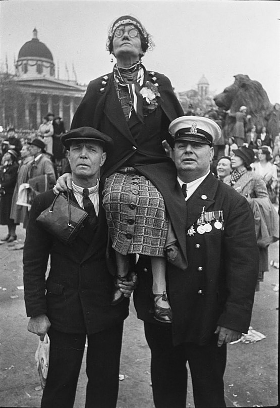 Уличные чёрно-белые фотографии. Весь мир