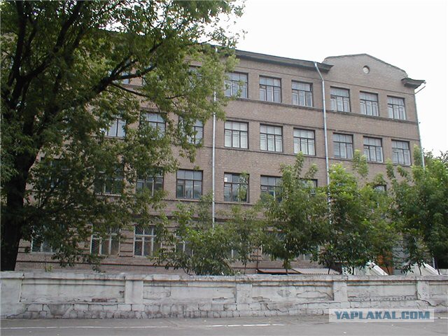 Разбитая при боях за город школа №11 в Мариуполе