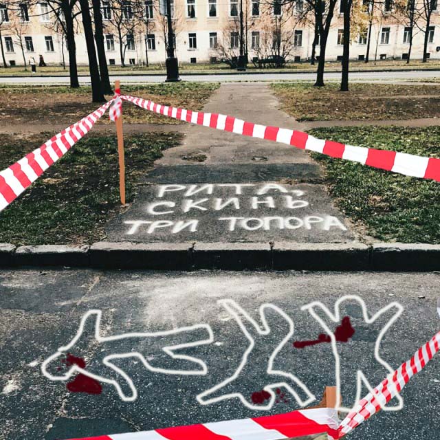 Ребёнок кидает из окна всё что под руку попадётся, в том числе и топор.