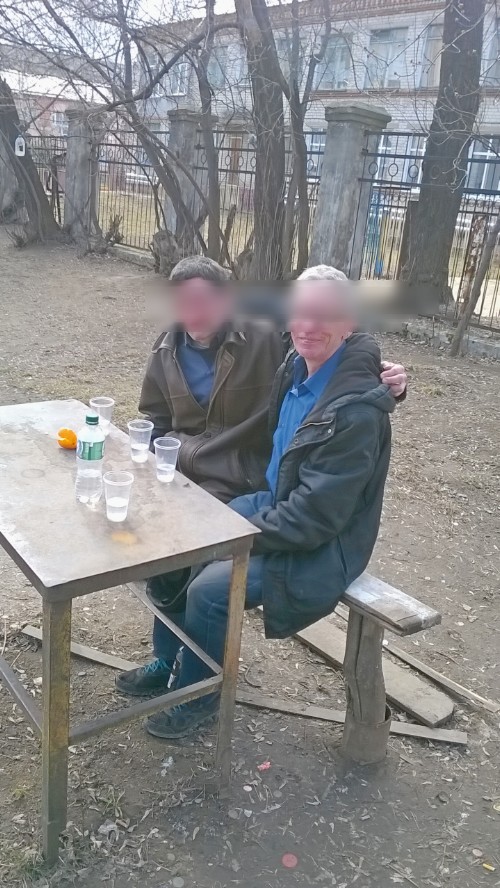Эти гнусные бабки на скамейке у дома