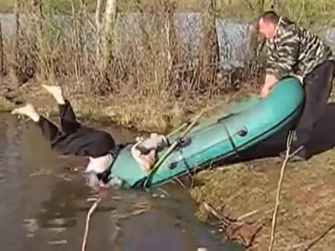 В Тайланде мужик попытался убить огромного питона