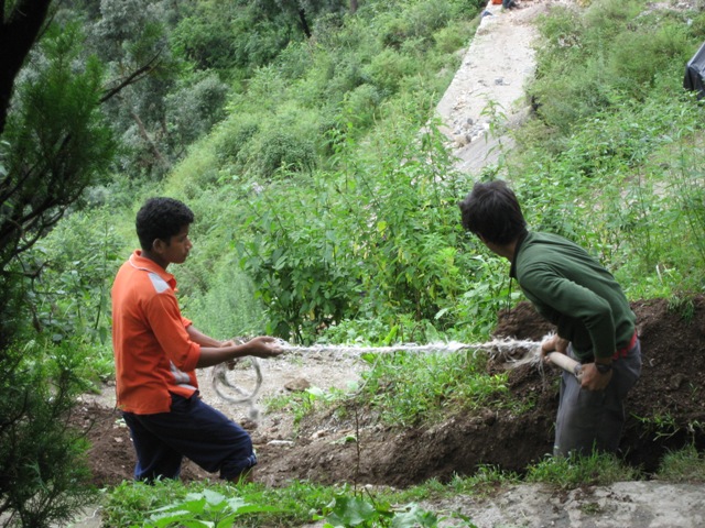 Как в Индии копают ямы