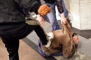 Двух целующихся мужчин избили