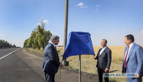 Дожили. В Красноярском крае торжественно открыли асфальт во дворе.