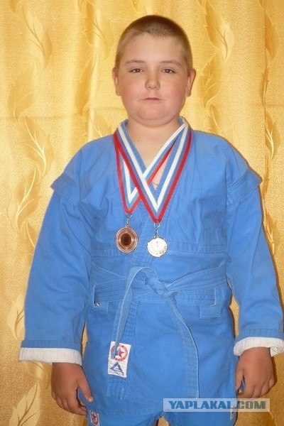 Бухой паренек ловко уходит от ударов!