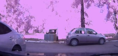 Девушка выезжает со двора