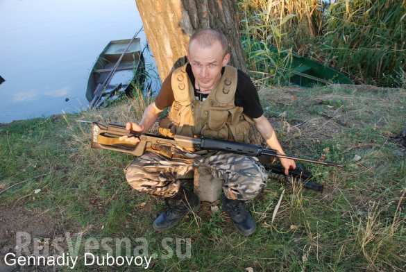 Ополченцы ныряют за оружием, брошенным карателями