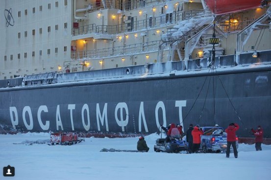 Атомный ледокол после гонок с ямальскими экстремалами подбросил их до дома