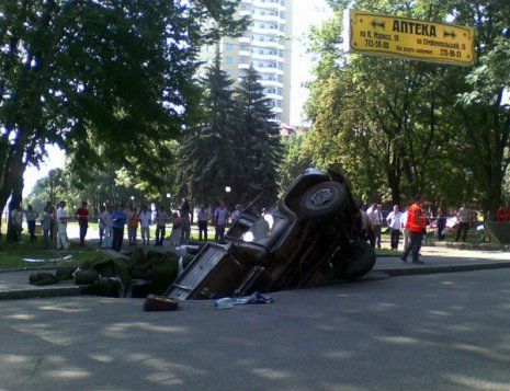 Грузовик провалился в трехметровую яму