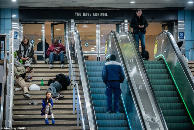 Толпы бездомных, которые мешают пассажирам в метро и на вокзалах Нью-Йорка