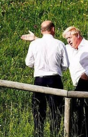 Борис Джонсон тайно учит Шольца показывать Ленина