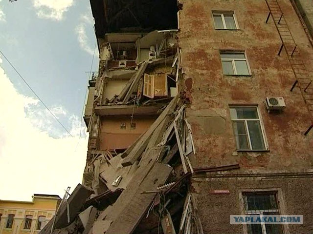 Угол пятиэтажного жилого дома обрушился в Тюмени