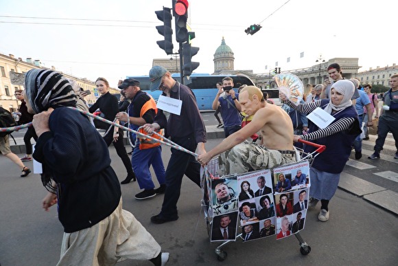 «Путин» проехал по Петербургу на повозке, запряженной людьми предпенсионного возраста