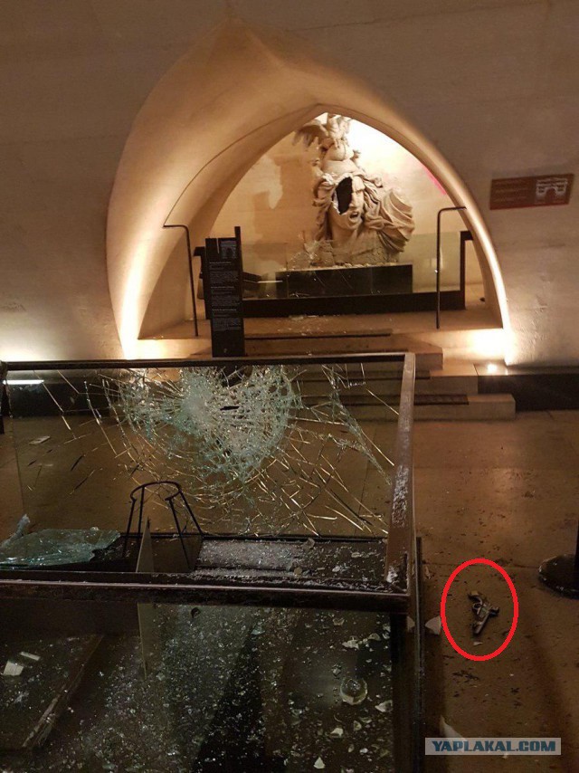 Участники протестов в Париже разгромили музейные помещения Триумфальной арки
