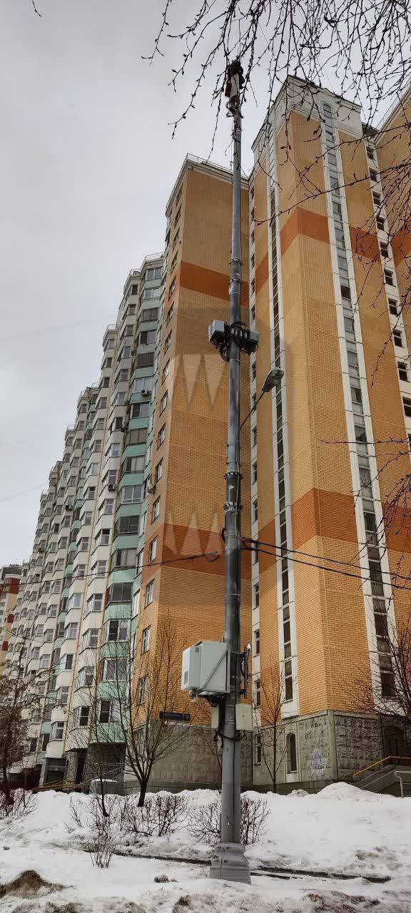Электрик четыре часа просидел на фонарном столбе в Солнцево