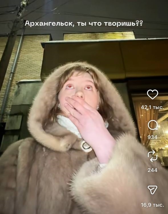 В сети при сравнении предновогодней Москвы с другими регионами пишут «Капитолий передаёт привет дистриктам»