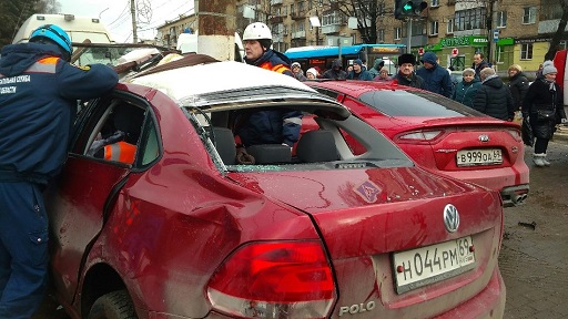 В Твери иномарки вылетели на тротуар в толпу людей.