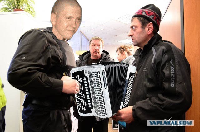 Фотожаба: Приставы и страховщики.