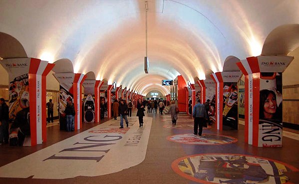 Иностранная туристка в Московском метро