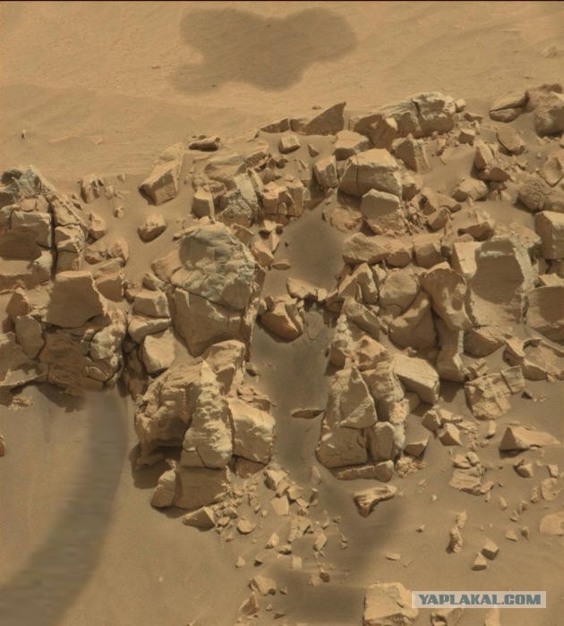 На Марсе вода вытекает из-под камня
