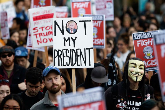 Тысячи человек приняли участие в акциях протеста против Трампа в США