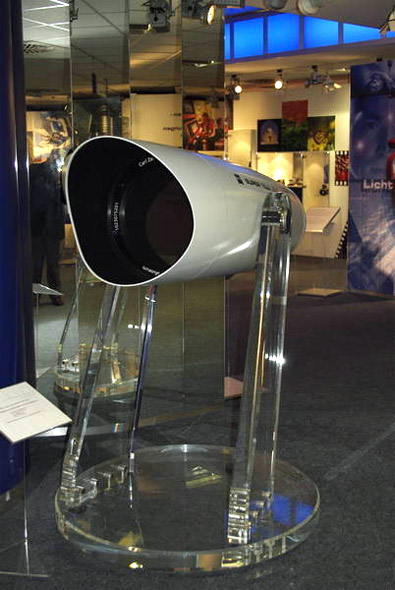 Мега-объектив за скромных два миллиона
