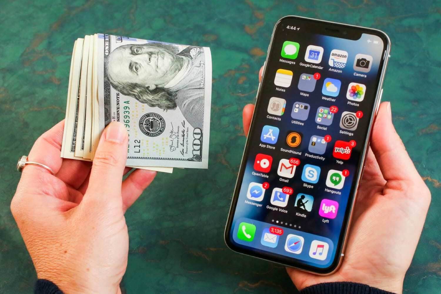 Владельцы iPhone всегда платят больше за покупку билетов на самолет и поезд, — исследование