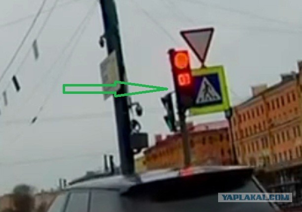 Забавно работают светофоры в Петербурге.