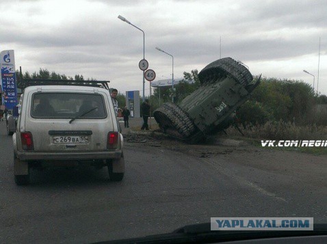 В Омске перевернулся танк.