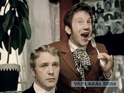 Я ем из золотых блюд, пью из хрустальных чаш