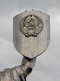 Памятник «Родина-мать» в Киеве подсветили в цвета американского флага