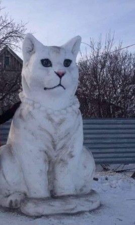 Котики из снега и котики на снегу