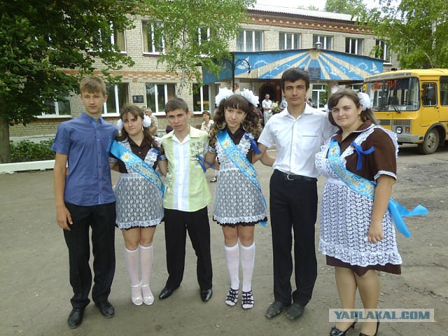 Школьницы на последнем звонке 2013