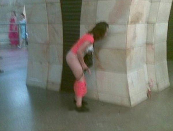 Девушка без комплексов в метро